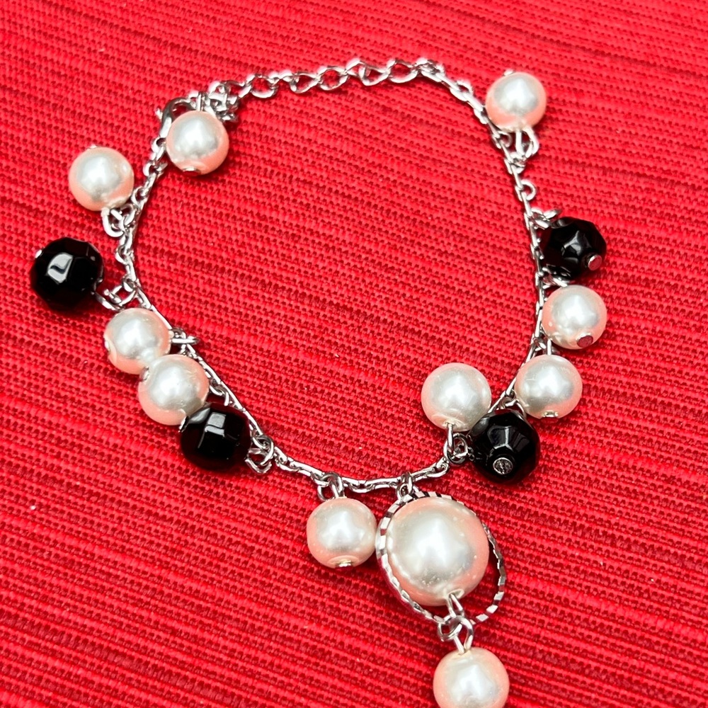Elegant Vintage Silver and Black Pearl Bracelet Drop